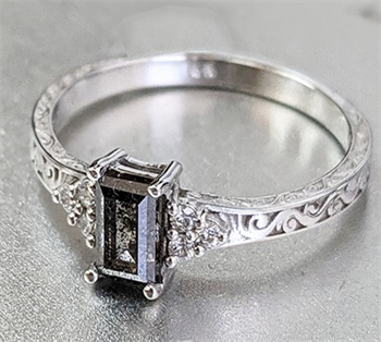 imagen de anillo de sal y pimienta talla esmeralda